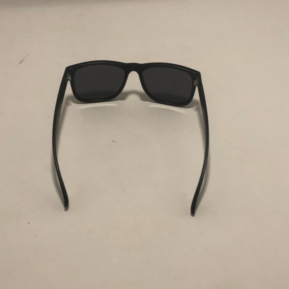 Foster Grant Classic Black Sunglasses - Picture 4 of 7